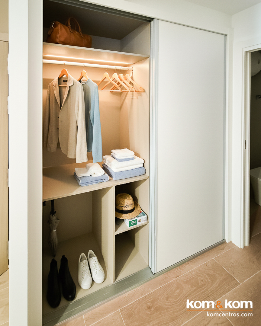 armarios a medida con puertas correderas blancos para apartamentos tur&iacute;sticos